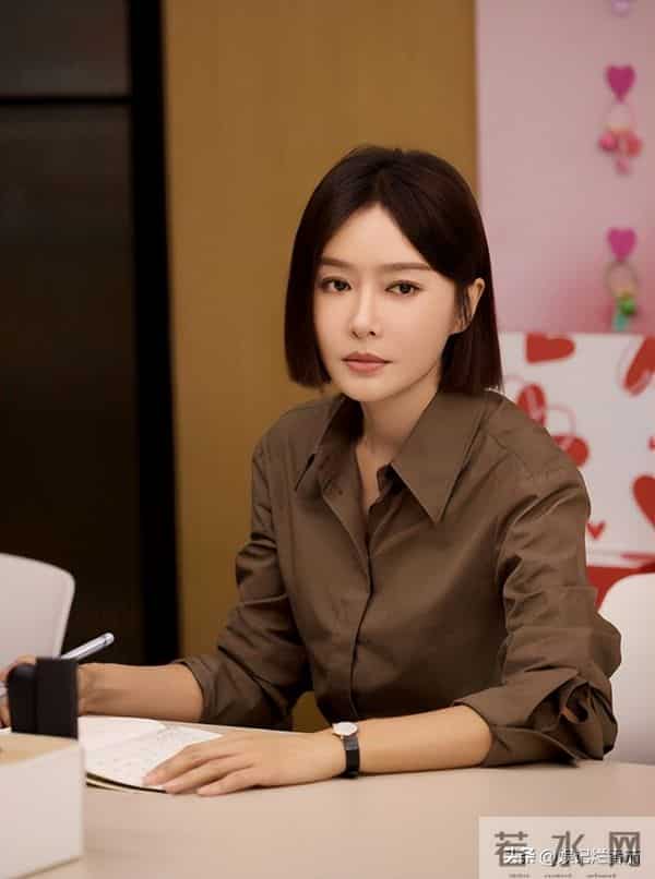 眼神呆滞,面部僵硬,身材干瘪,没白冰的气质,钟汉良也带不动她