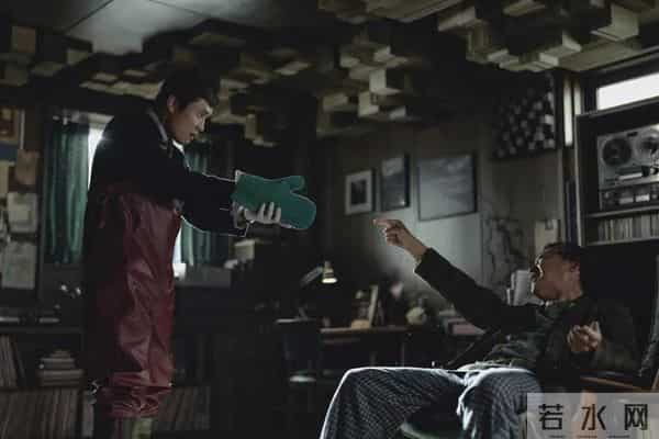 失业中产变笨拙杀手？《无可奈何》笑完只剩一身冷汗