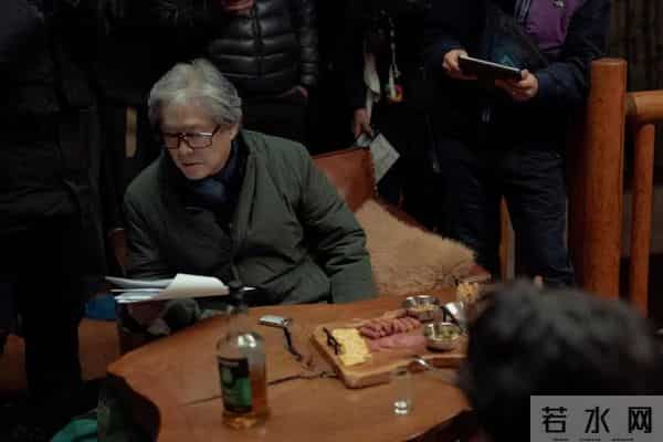 失业中产变笨拙杀手？《无可奈何》笑完只剩一身冷汗