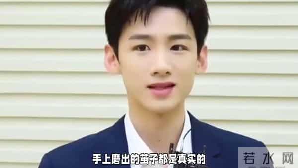 沈腾身边这是谁？摘下眼镜的白敬亭，反差大到认不出！