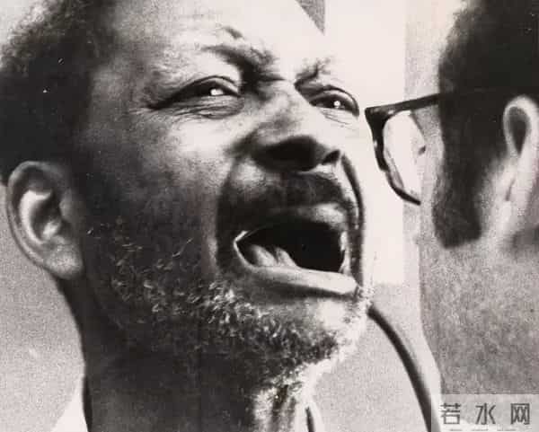 这位开宗立派的纪录片大师,用“现实虚构”抵达真实