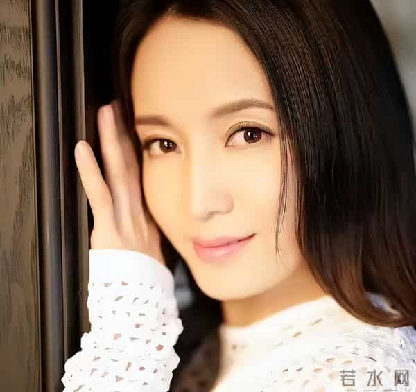 她长得漂亮,演技好,父母却一个瘫痪,一个截肢,丈夫将她宠成宝