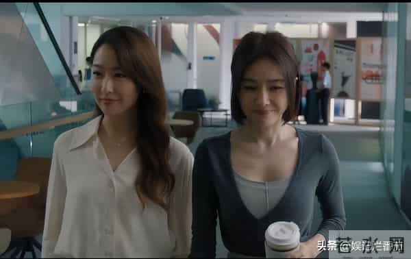 眼神呆滞,面部僵硬,身材干瘪,没白冰的气质,钟汉良也带不动她