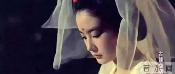 林青霞早年古装鬼片《古镜幽魂》:相传古井里有一名绝色美女