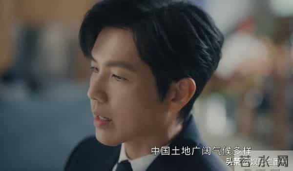 别再尬演“白月光”了!笑容僵硬、声音沙哑,这也能迷倒男人?