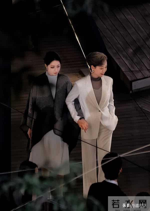 才播1集,热度破5000,迪丽热巴令观众成功入坑,一人饰两角