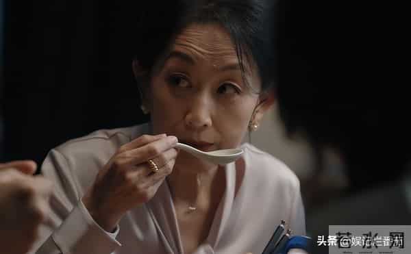 眼神呆滞,面部僵硬,身材干瘪,没白冰的气质,钟汉良也带不动她