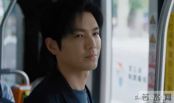 眼神呆滞,面部僵硬,身材干瘪,没白冰的气质,钟汉良也带不动她