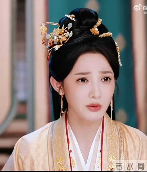 彭小苒弃顶流男主演，转头搭男网红？背后隐情让网友心疼！