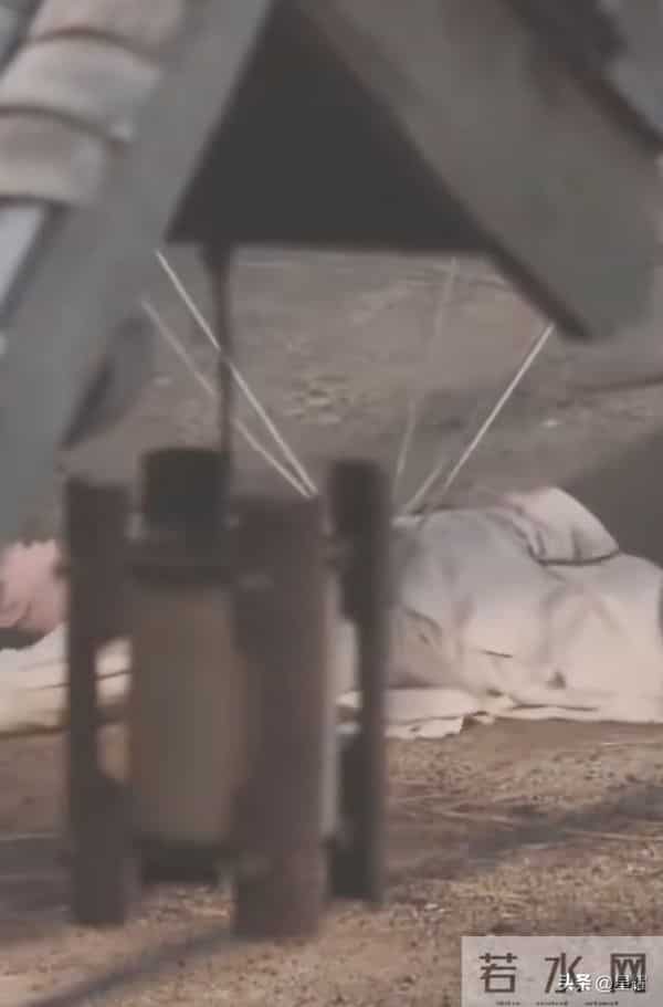 惊魂一幕！成毅拍戏坠落后脑触地，蜷缩翻滚无法动弹。