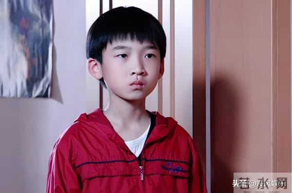 八岁出道,演过50多部剧,包括父母爱情!长相一般但演戏很有意思