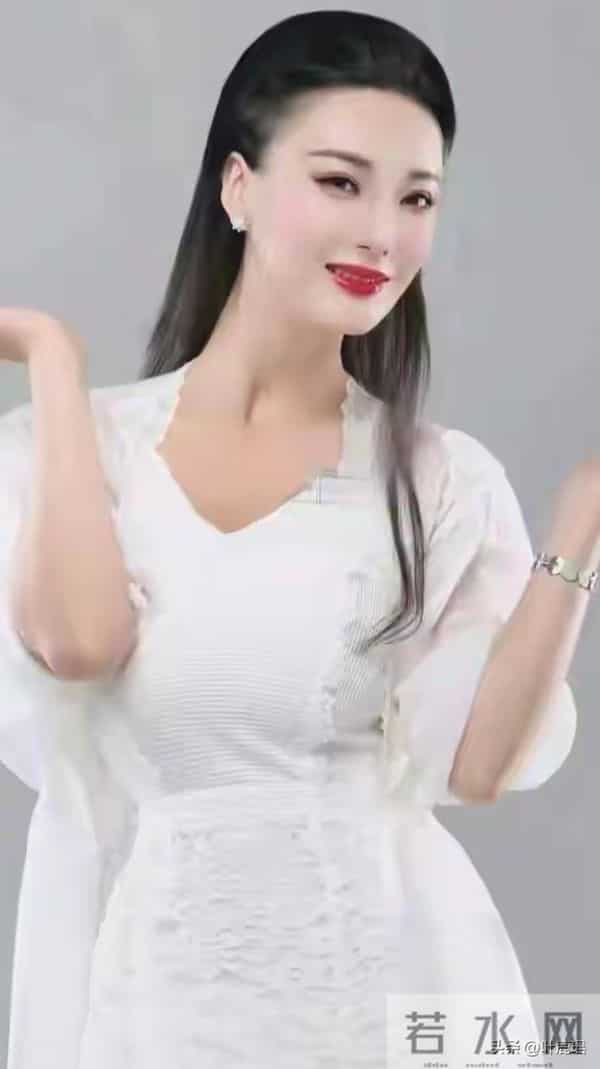 《一路向西》王李丹妮身材玲珑有致,真是绝