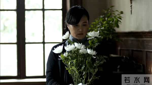 江德福第2次到安家做客却送9朵白菊,几乎没人看出他是故意的!