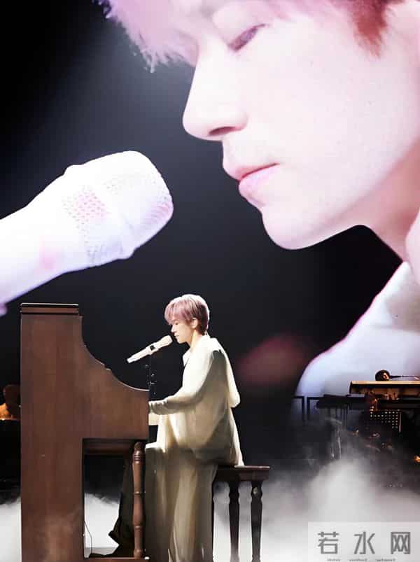 当25岁的易烊千玺捧起金鸡影帝的奖杯时——属于他的电影时代来了