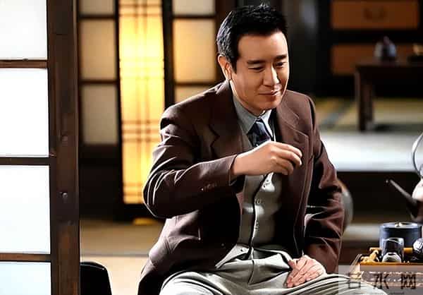 人民日报点名仅一个月，54岁于和伟再迎捷报，张艺谋的预言成真了