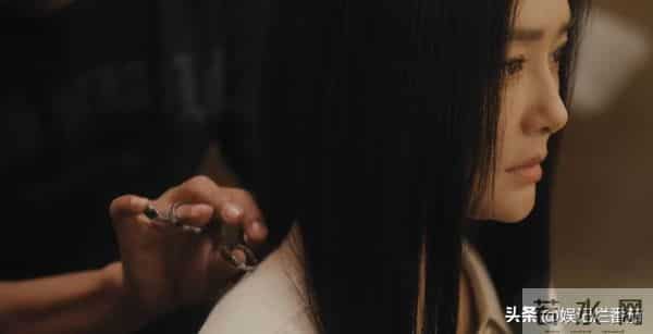 眼神呆滞,面部僵硬,身材干瘪,没白冰的气质,钟汉良也带不动她