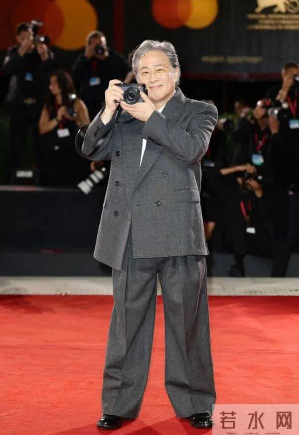 失业中产变笨拙杀手？《无可奈何》笑完只剩一身冷汗