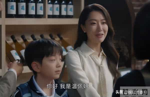 眼神呆滞,面部僵硬,身材干瘪,没白冰的气质,钟汉良也带不动她