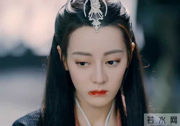 路人的镜头好真实，33岁迪丽热巴最新状态：面相变了跟换了魂一样