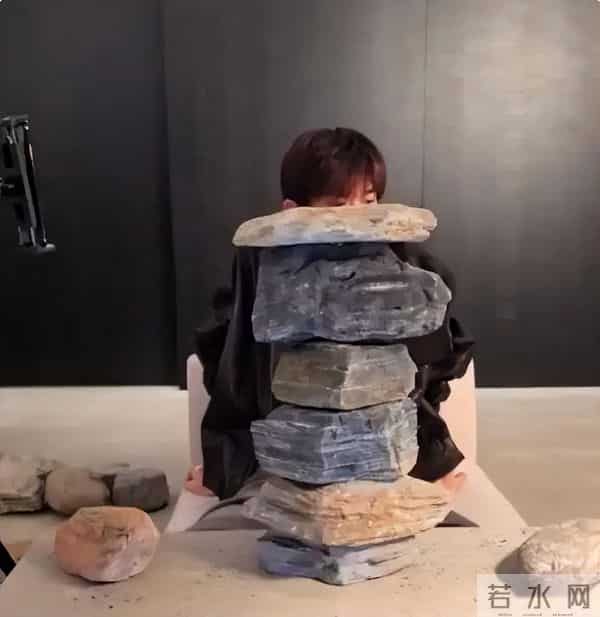 易烊千玺给石头鞠躬？顶流片场社死名场面，石头：我先碎为敬！