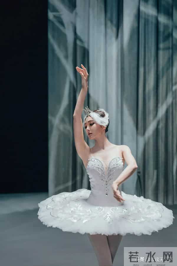 《亦舞之城》这部中年偶像剧美女云集,秦岚白冰演情敌好多修罗场