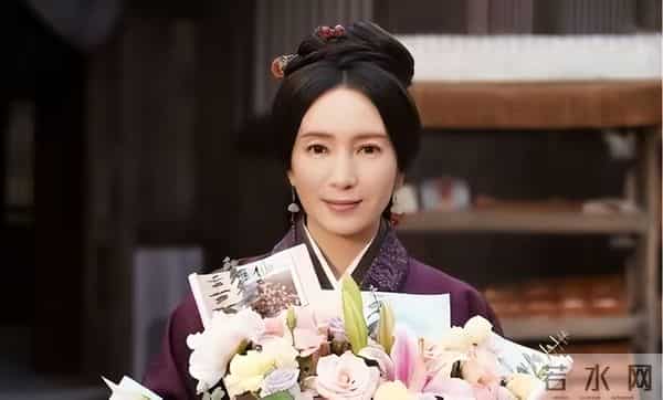 她长得漂亮,演技好,父母却一个瘫痪,一个截肢,丈夫将她宠成宝