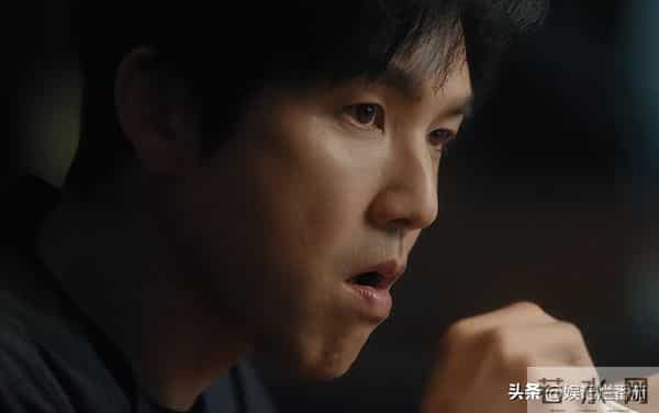 眼神呆滞,面部僵硬,身材干瘪,没白冰的气质,钟汉良也带不动她