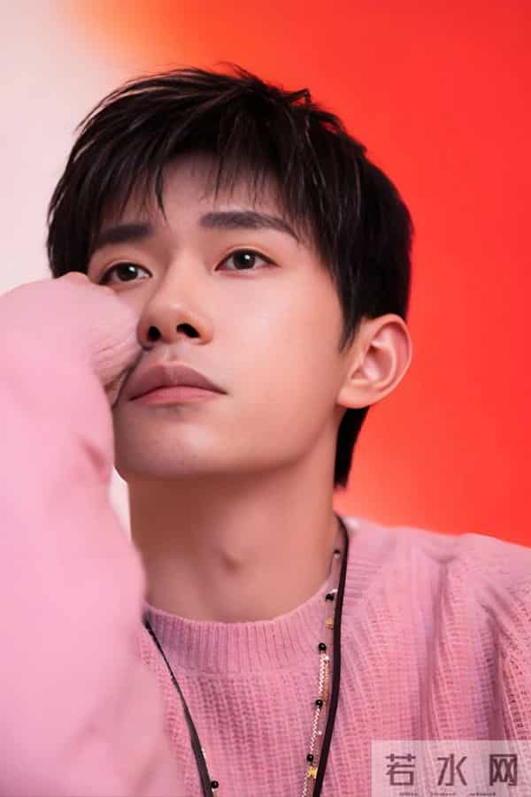 当25岁的易烊千玺捧起金鸡影帝的奖杯时——属于他的电影时代来了