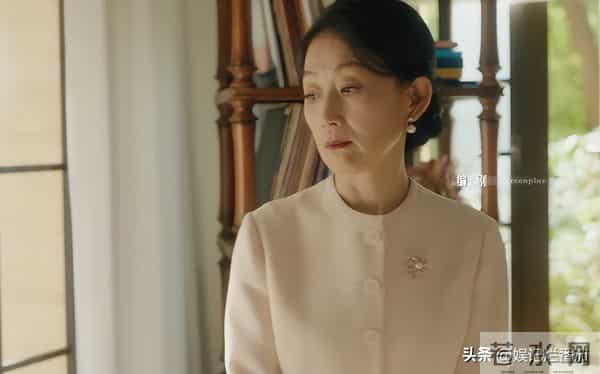 眼神呆滞,面部僵硬,身材干瘪,没白冰的气质,钟汉良也带不动她