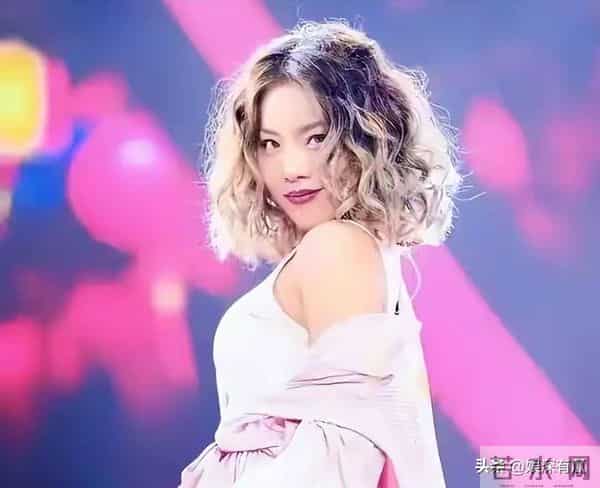 戏里又土又丑，戏外是气质美女，33岁王菊展现出什么叫换装如换人