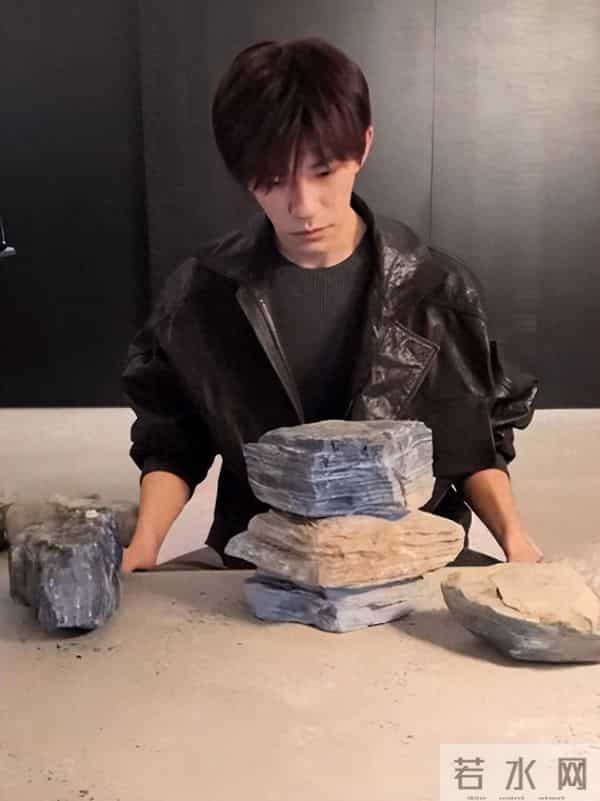 易烊千玺给石头鞠躬？顶流片场社死名场面，石头：我先碎为敬！