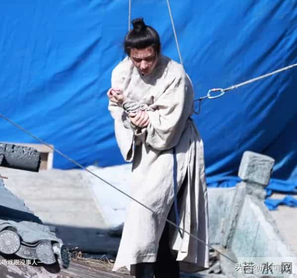 35岁成毅拍打戏受伤,腰部受重击后脑勺撞地,张晋的教训他没看懂