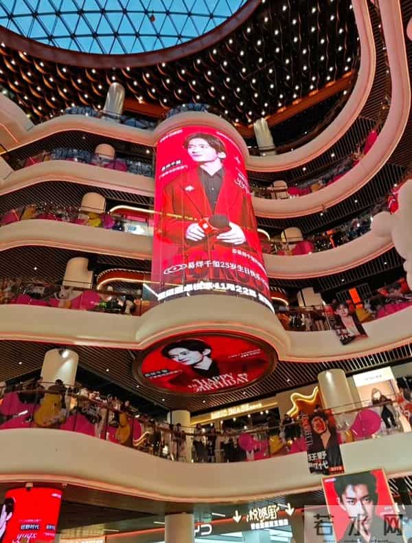 当25岁的易烊千玺捧起金鸡影帝的奖杯时——属于他的电影时代来了