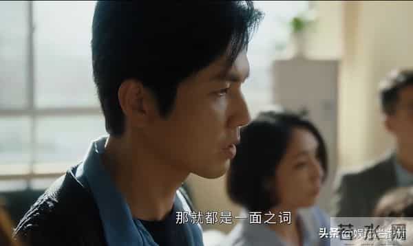 别再尬演“白月光”了!笑容僵硬、声音沙哑,这也能迷倒男人?