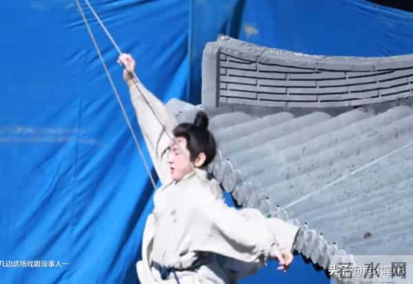 35岁成毅拍打戏受伤,腰部受重击后脑勺撞地,张晋的教训他没看懂