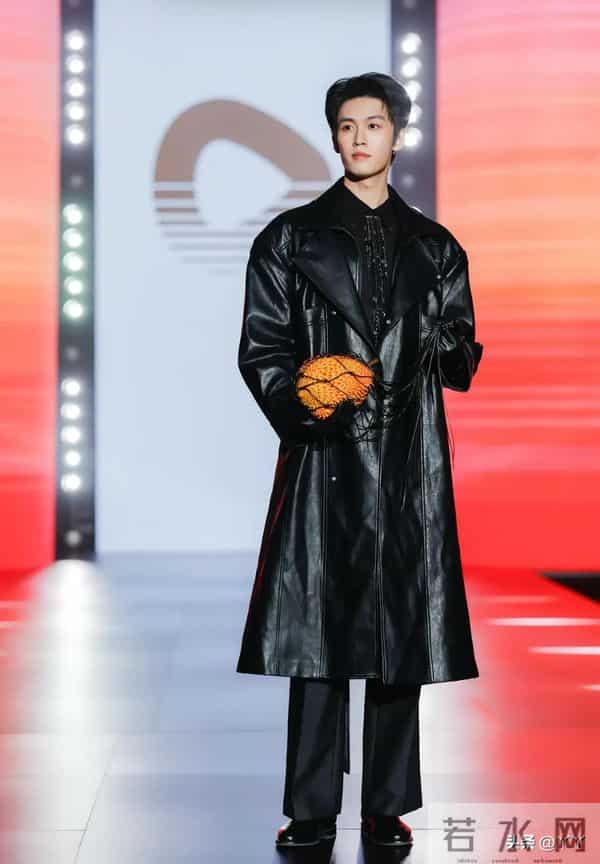 首届短剧鎏光盛典近百人扎堆,奖项争议拉满,刘宇航提榴莲走红毯