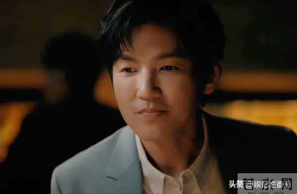 别再尬演“白月光”了!笑容僵硬、声音沙哑,这也能迷倒男人?