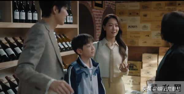 眼神呆滞,面部僵硬,身材干瘪,没白冰的气质,钟汉良也带不动她