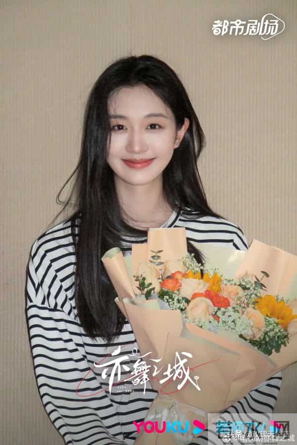 《亦舞之城》这部中年偶像剧美女云集,秦岚白冰演情敌好多修罗场