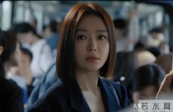 眼神呆滞,面部僵硬,身材干瘪,没白冰的气质,钟汉良也带不动她