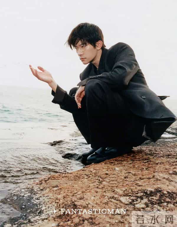 当25岁的易烊千玺捧起金鸡影帝的奖杯时——属于他的电影时代来了