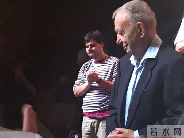 这位开宗立派的纪录片大师,用“现实虚构”抵达真实