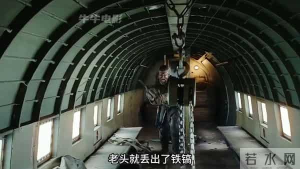 老头为了复仇 竟拿着铁镐挂在了飞机上《永生战士》 影视解说