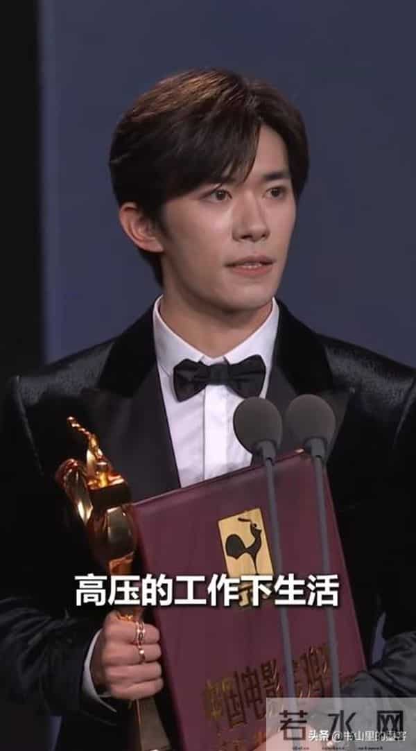 收手吧钟汉良,眼窝塌陷、脸肿不平,谁要看50岁中老年谈恋爱?