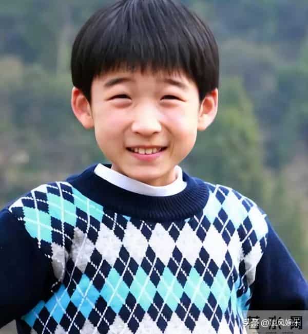 八岁出道,演过50多部剧,包括父母爱情!长相一般但演戏很有意思