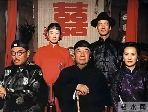 费鸡师太聪明，避开主持人刻意引导，说第一部和其他人不熟不说话