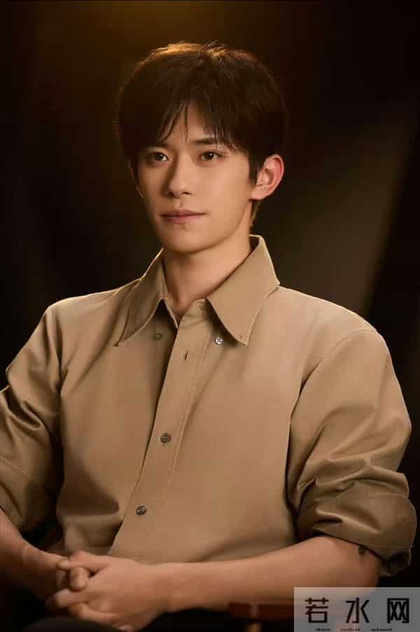 当25岁的易烊千玺捧起金鸡影帝的奖杯时——属于他的电影时代来了