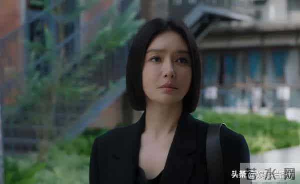 别再尬演“白月光”了!笑容僵硬、声音沙哑,这也能迷倒男人?