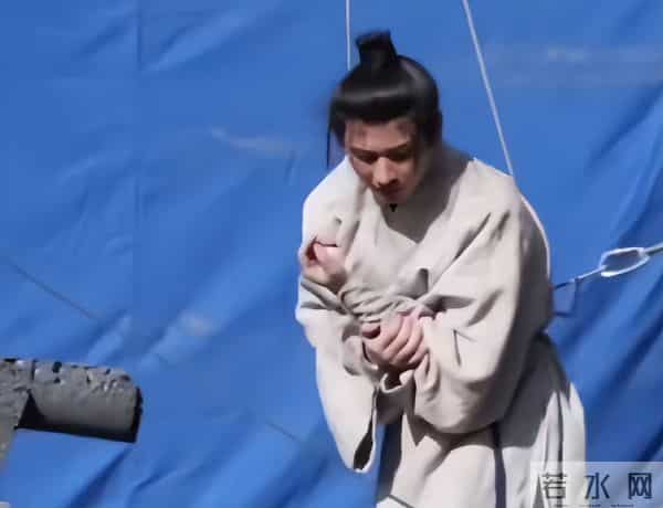 撞到后脑勺,痛到原地打滚,35岁的成毅给内娱“戏混子”上了一课