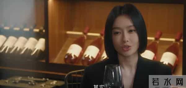 眼神呆滞，面部僵硬，身材干瘪，没白冰的气质，钟汉良也带不动她